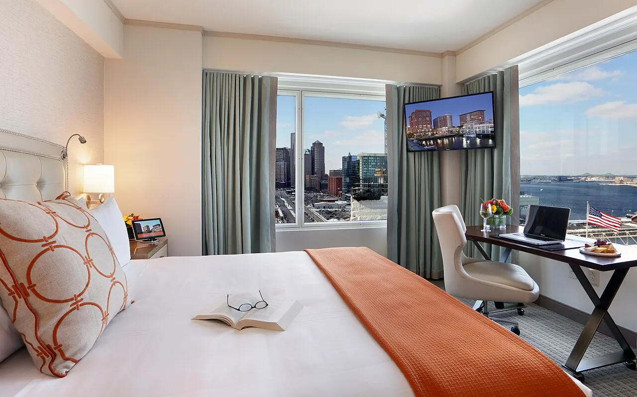 Seaport Hotel Boston, Boston: Guest room at the Seaport Boston Hotel